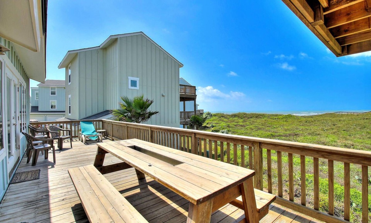 Port Aransas House | Sol to Soul LC1 is located in the beachfront Lost Colony Resort!