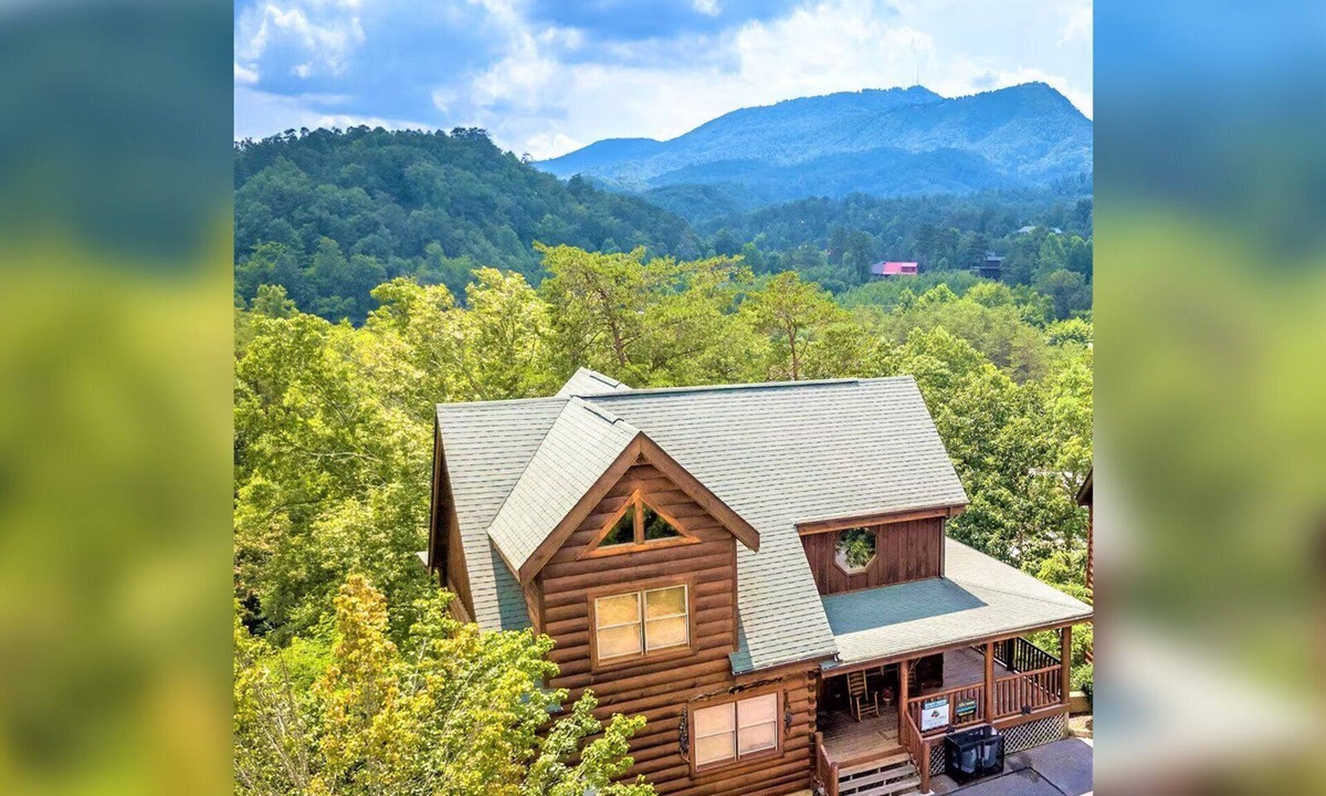Sevierville House | Soothing Soaks, Fireside Chats, Game Nights, Resort Pools & Attractions Minutes Away - Almost Heaven