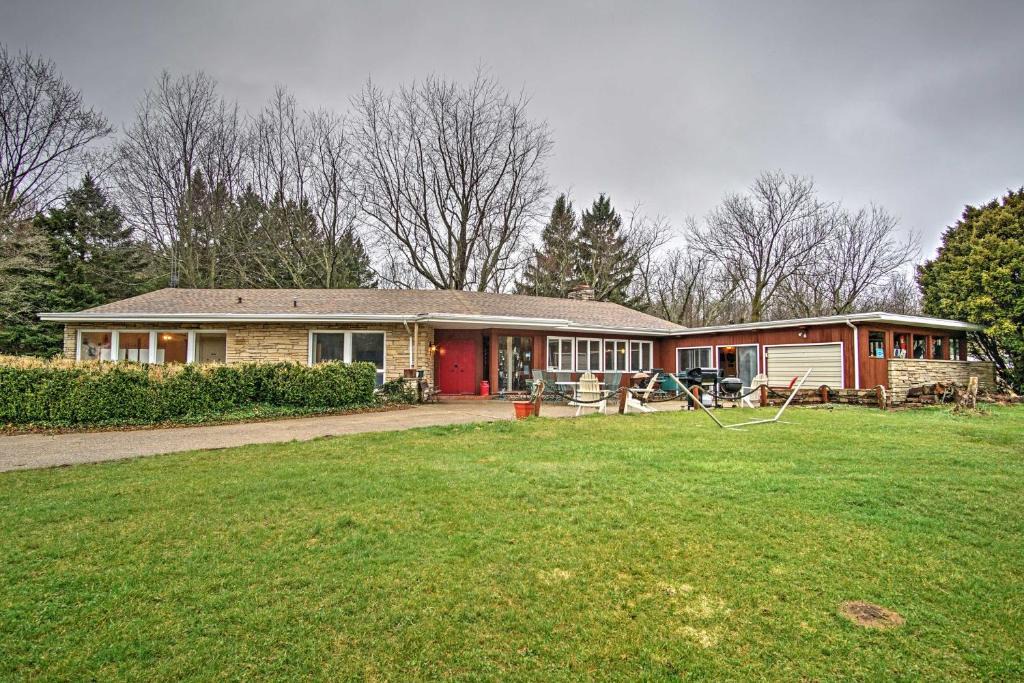 South Haven House | South Haven Home about 1 Mi to Lake Michigan!