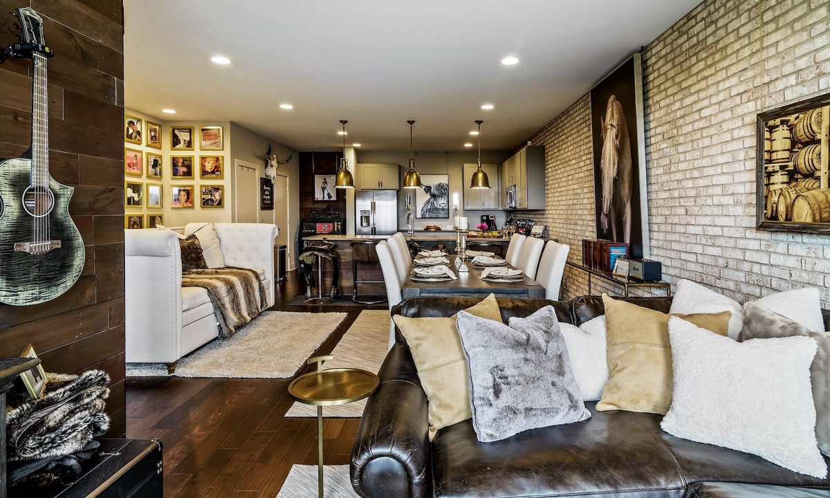 Katie Hill Neighborhood House | Southern Belle: Skyline Views | 5min to Broadway