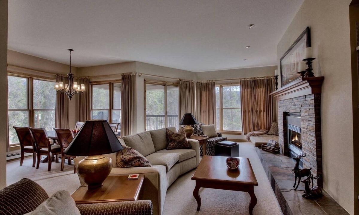 Keystone Condo | Spacious 1600 S.F. Renovated 3 Bed. 2 Bath Condo in Keystone