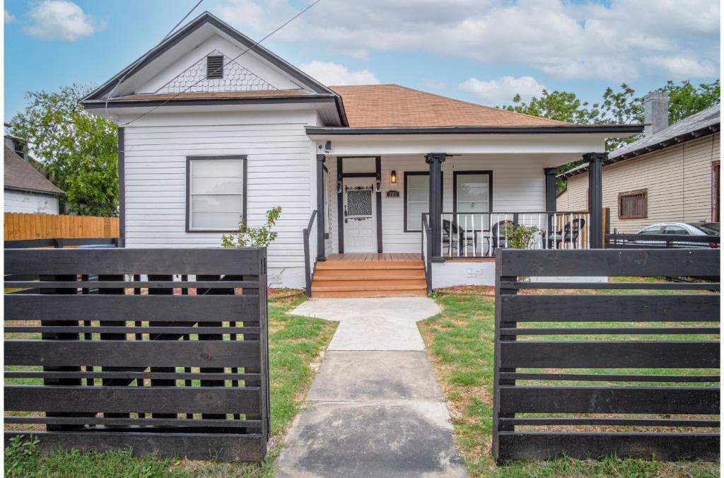 Denver Heights House | Spacious 4 BR Home Near River Walk 6 mins drive