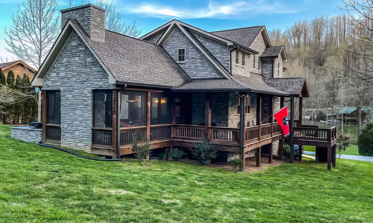 Lancaster House | Spacious 5-bedroom Lodge 5 minutes to Center Hill Lake nSleeps 12 *New Listing*