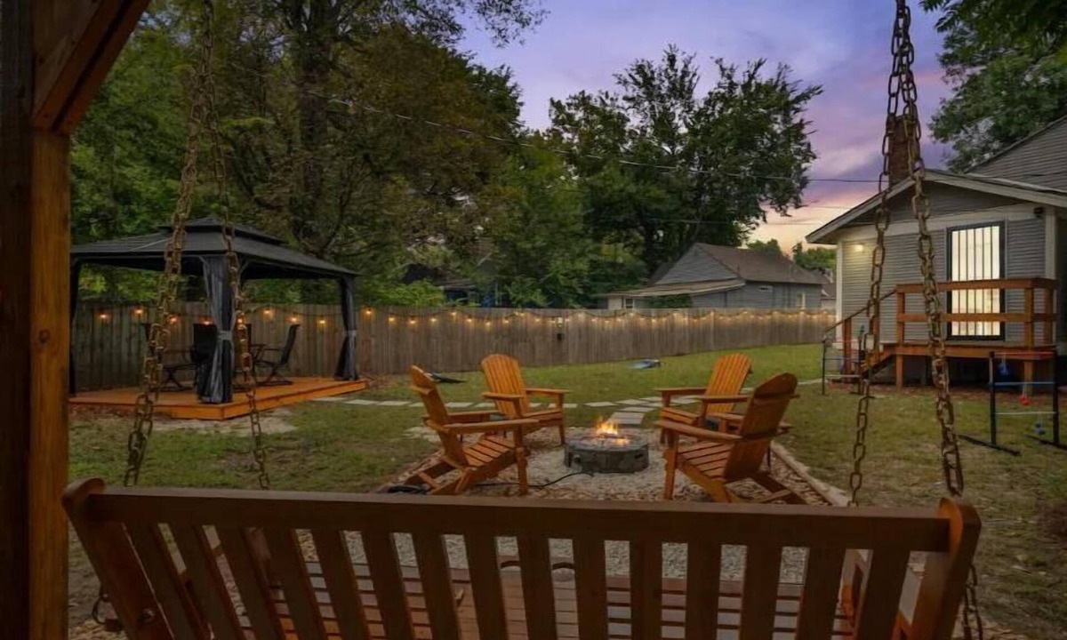 East Midtown House | Spacious 7 bed duplex with two firepits & pool table, 10 minutes from Beale St.