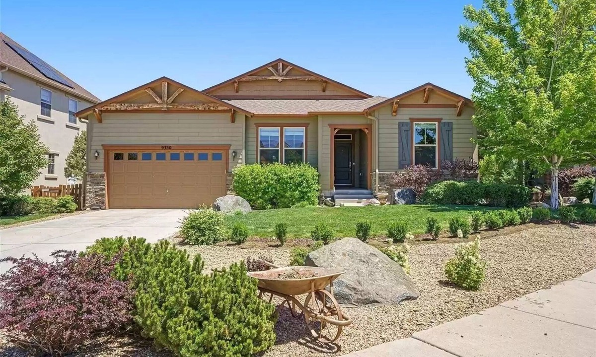 Arvada House | Spacious and Stunning 4500 sq ft House in Arvada, Colorado