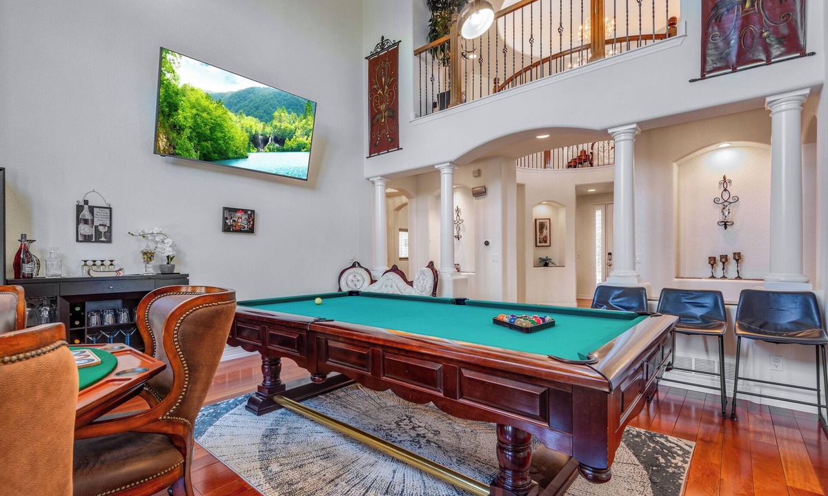Aurora House | Spacious & Cozy Winter Retreat: Scenic Views, Luxury, Pool Table, Crystal Chandelier, Hardwood."