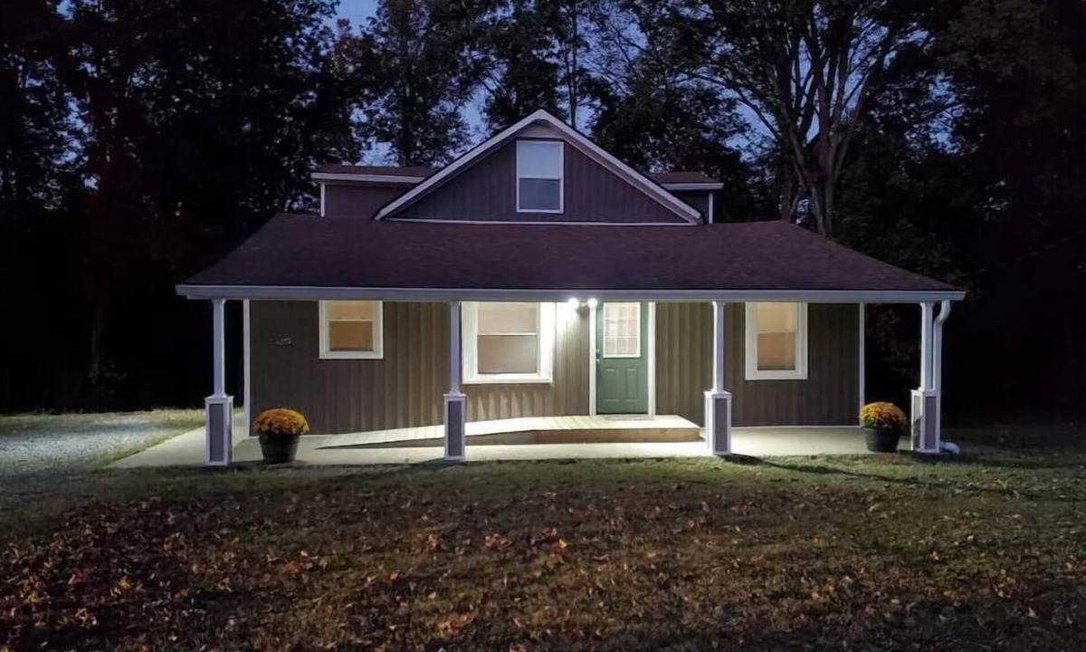 Clarksville House | Spacious home 10 minutes from downtown Clarksville TN in a quiet countryside.