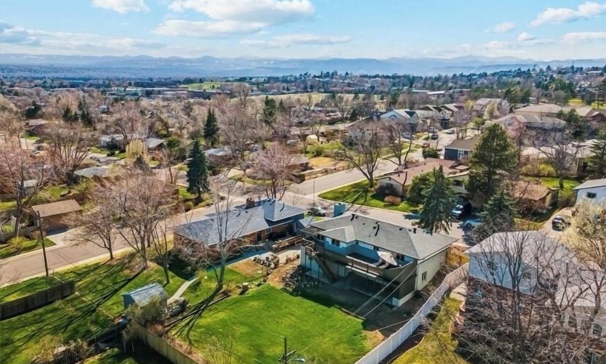 Lamar Heights Area House | Spacious home w/raised deck, covered patio, fire pit, games, centrally located