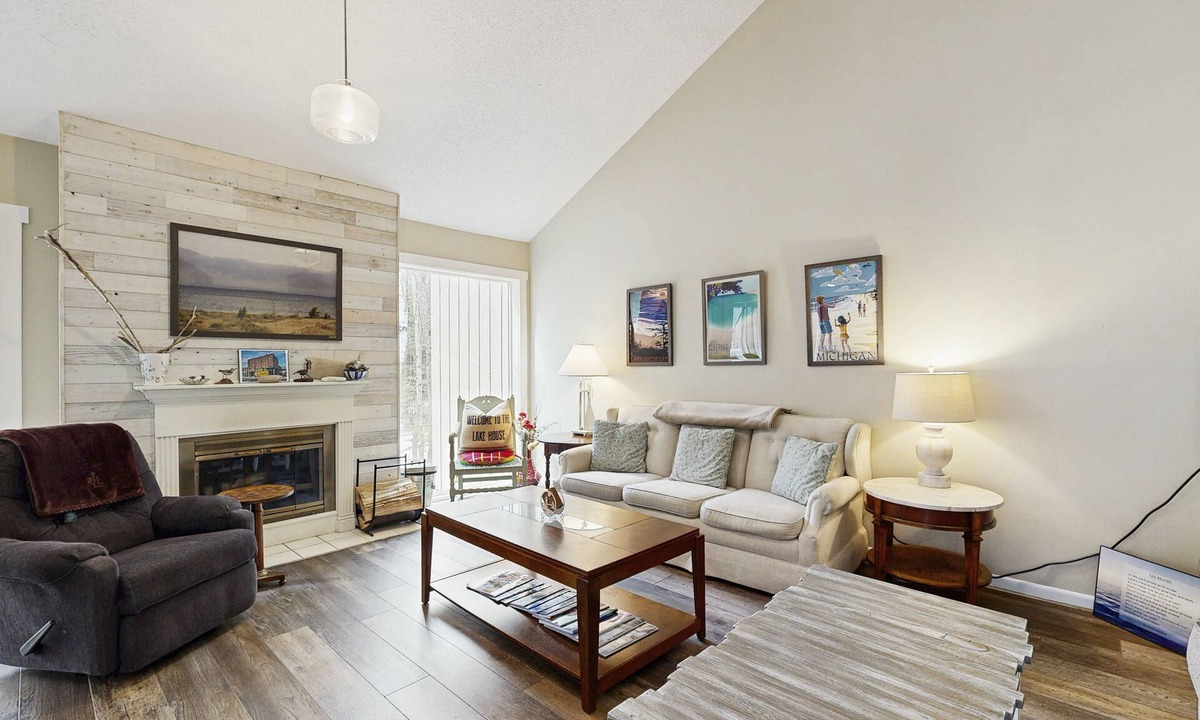 Harbor Springs Condo | Spacious home w/shared tennis & pool - close to lake