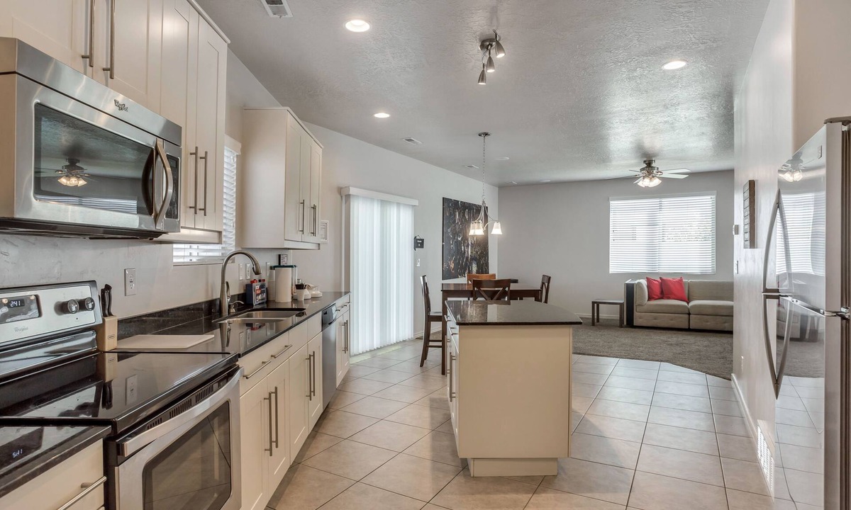 Lakeview House | Spacious & New Guesthouse in Orem - Provo