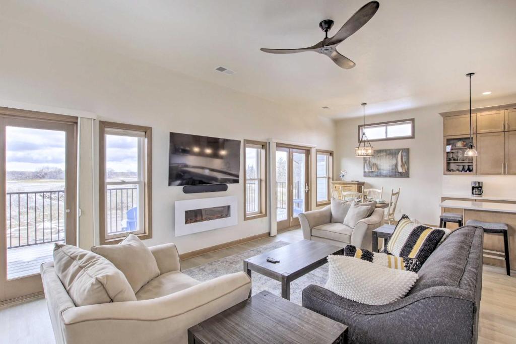 Pipe House | Spacious Recently Built Home Less Than 1 Mi to Lake!