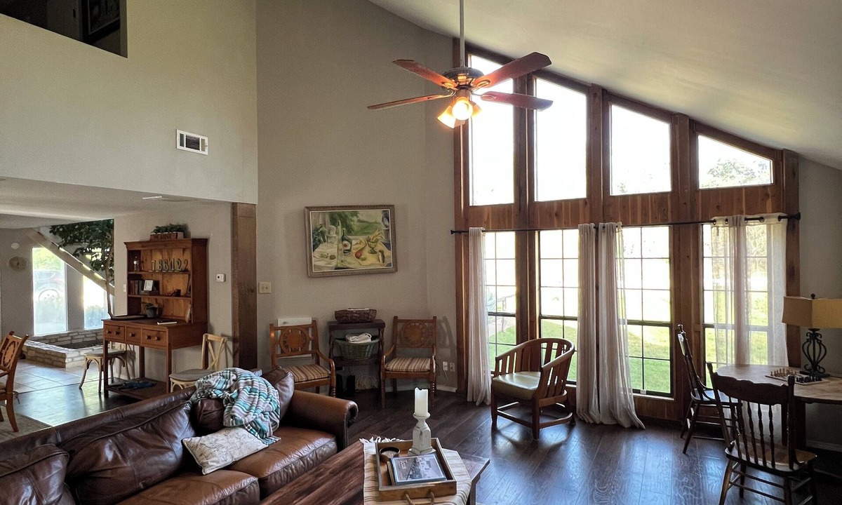 Cedar Creek House | Spacious Rustic Retreat with Animals. Sleeps 10. Close to COTA & Bastrop