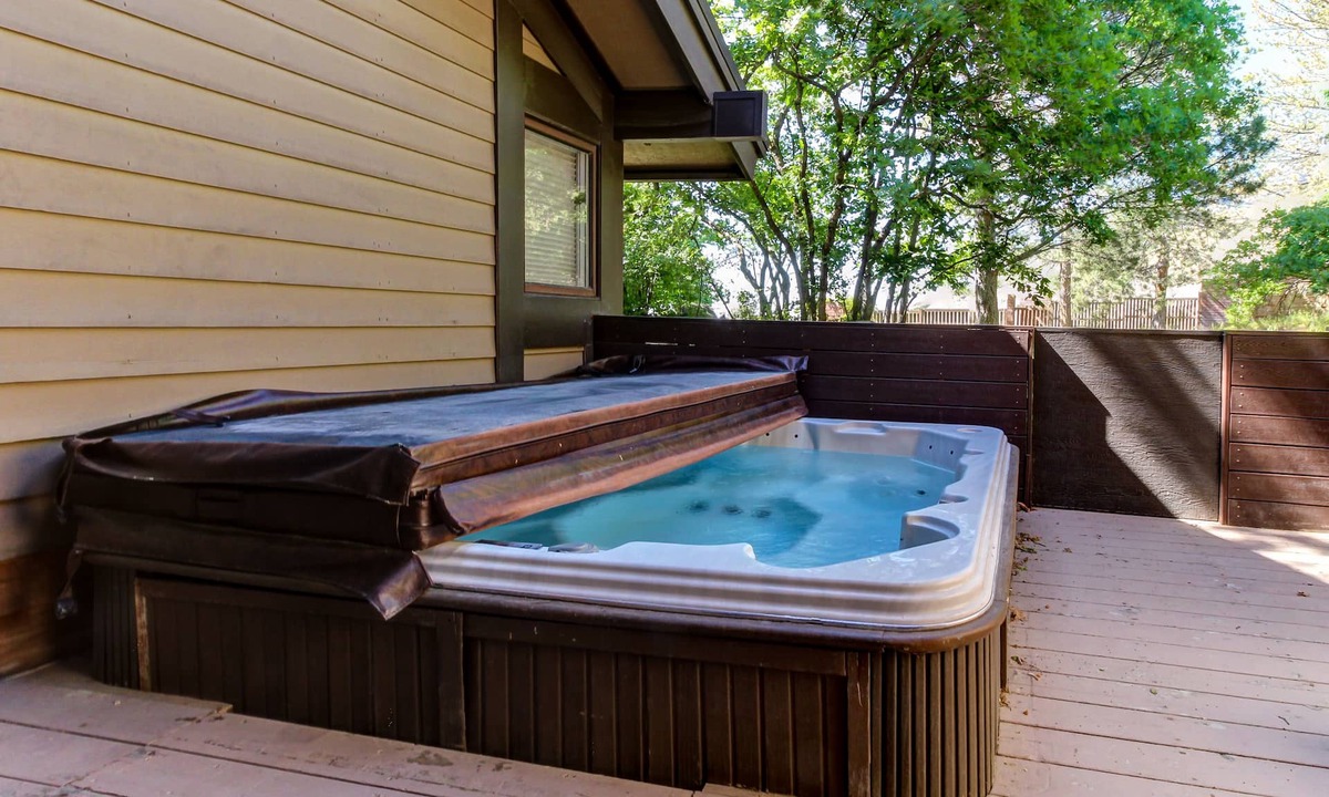 Cottonwood Heights Condo | Spacious & upscale condo w/private hot tub, easy access to ski resorts
