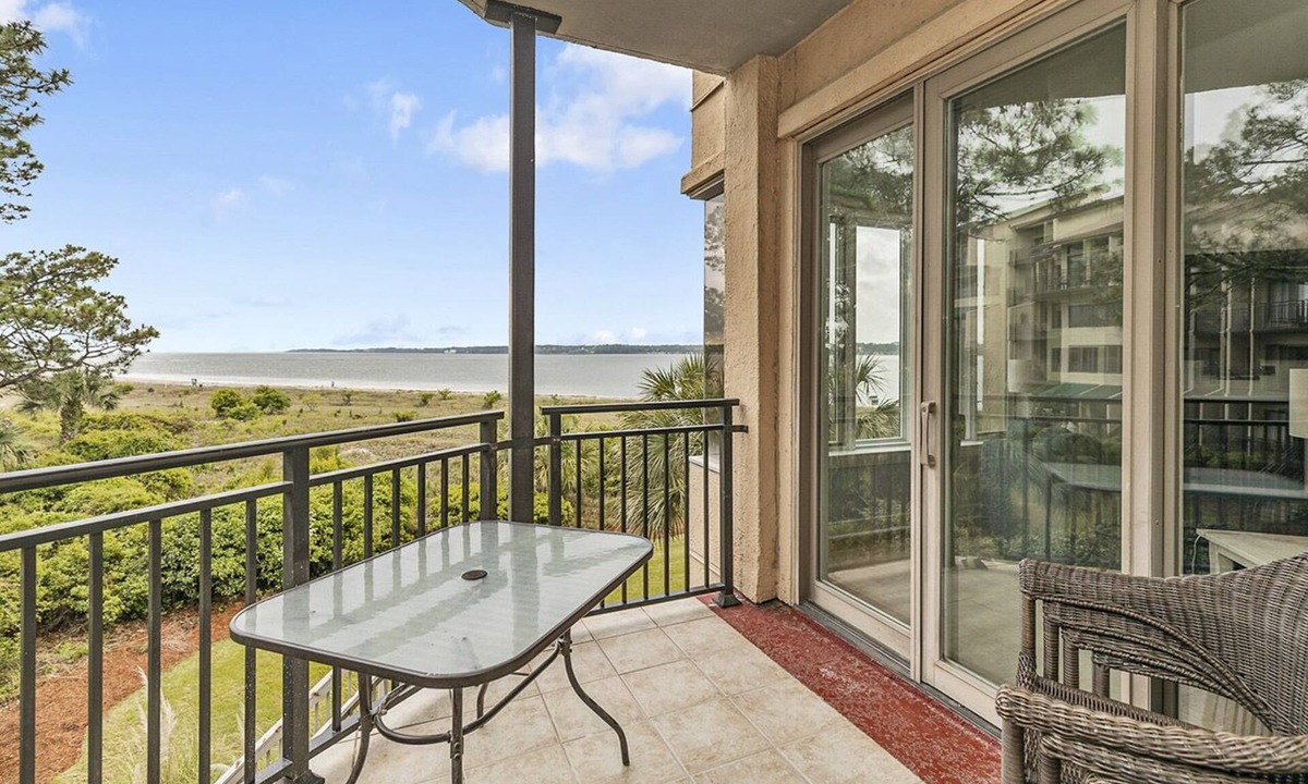 South Beach Condo | Spectacular Oceanview Condo w/Community Pool Near South Beach!
