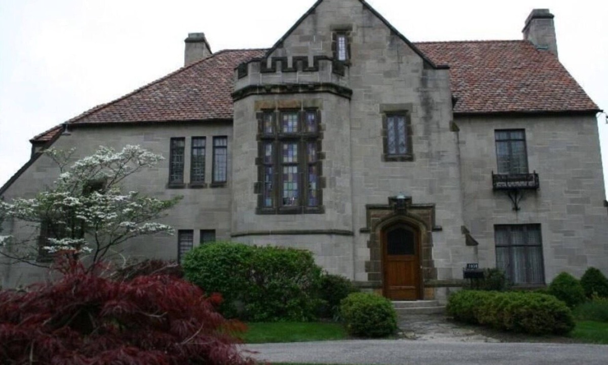 Maumee Bed & Breakfast | Spend an evening in a Castle and enjoy a meal fit for royalty.