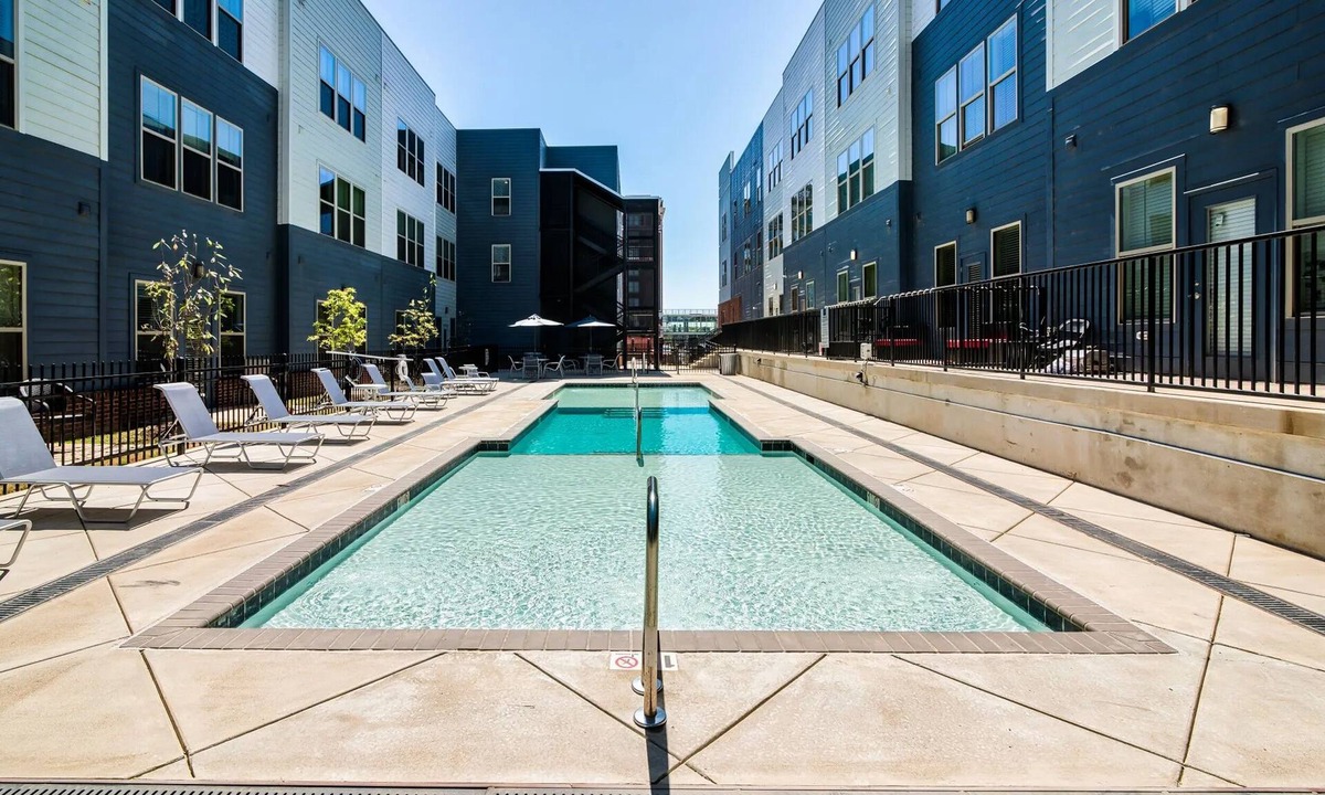 Downtown Memphis Apartment | Sports Fan's KING SUITE downtown with POOL & GYM