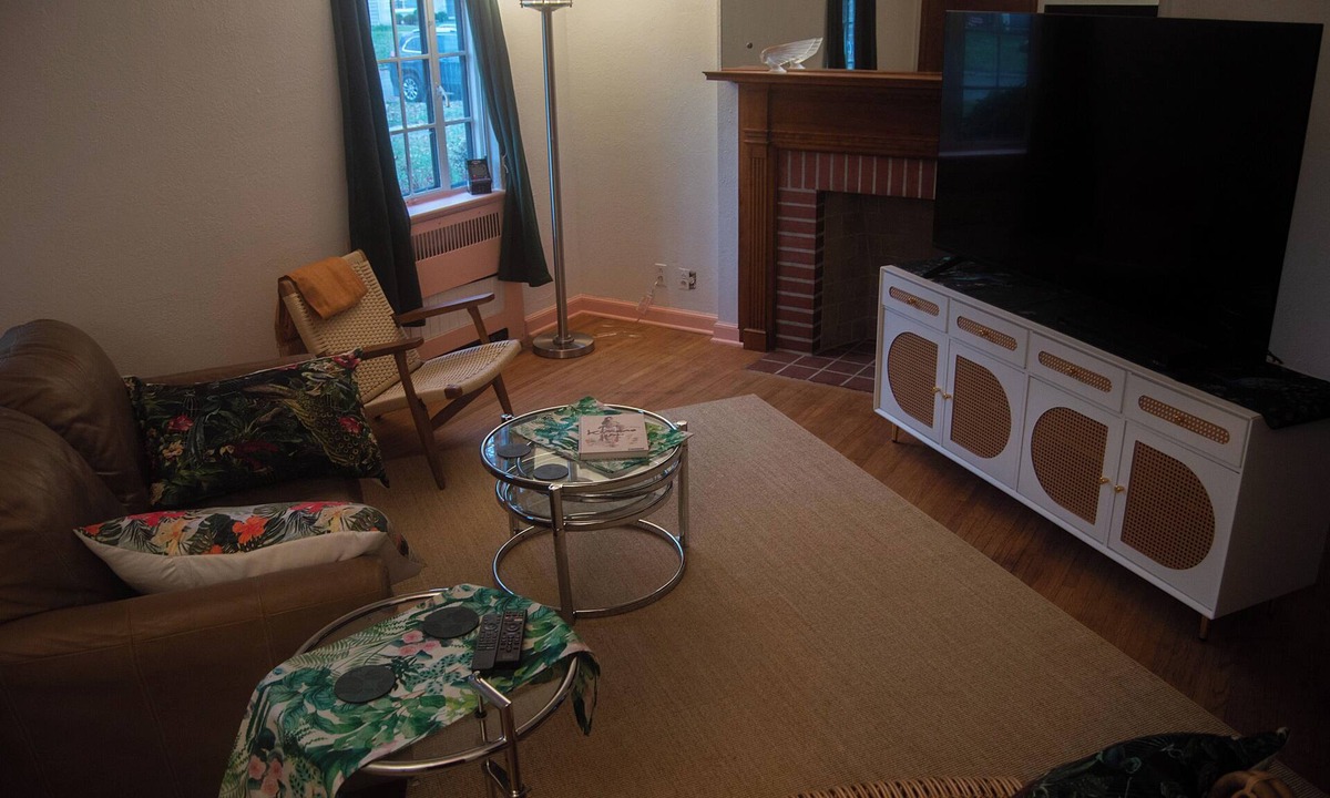 Ottawa Apartment | Spotless, Retro and Newly Remodeled Locale