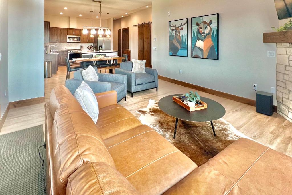 Fraser Apartment | Springview Lane #C304