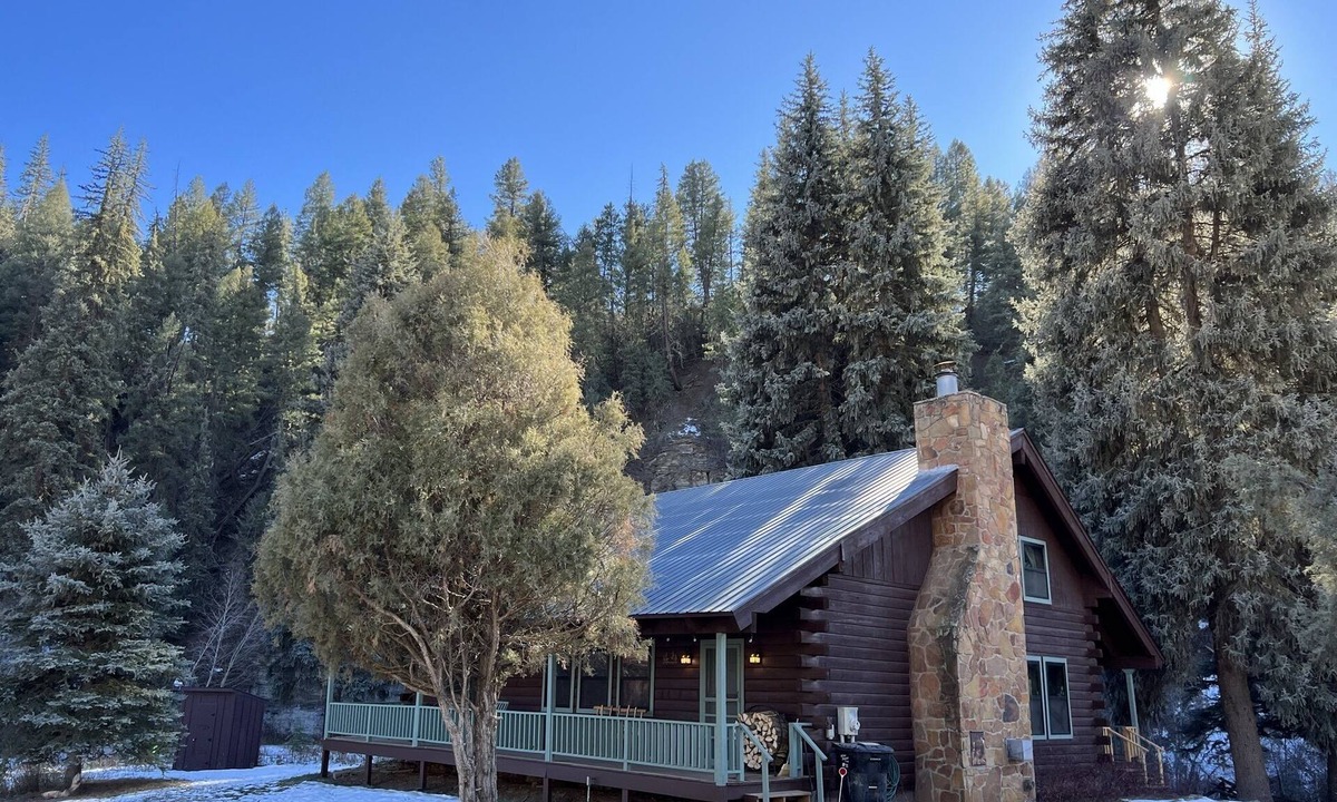 Pagosa Springs Cabin | Spruce Moose Lodge: creek-front rustic cabin in the San Juan National Forest