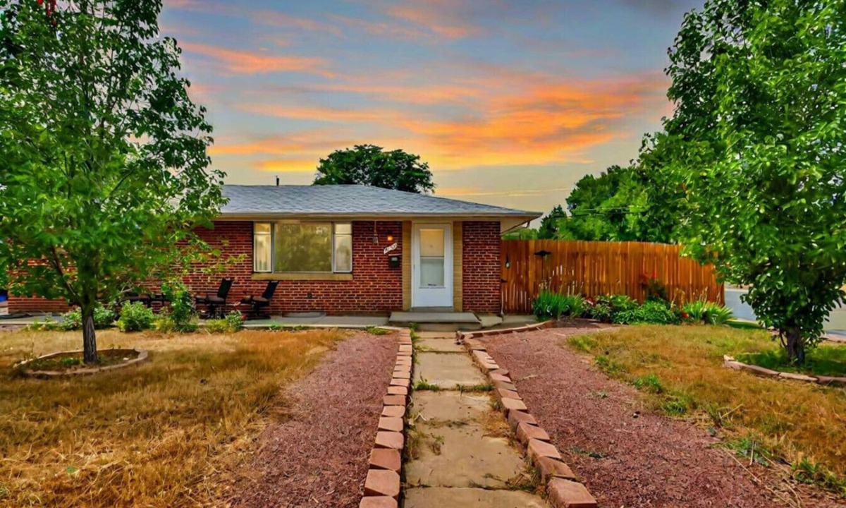 Lakewood House | Staying for a Month or More? Check out this Home!