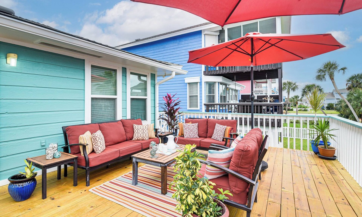 Pirates Beach House | Steps to Beach: Home w/Deck in Galveston!