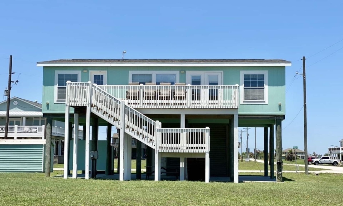 Crystal Beach House | STONE'S THROW - 3 BEDROM WITH AMAZING GULF VIEWS!