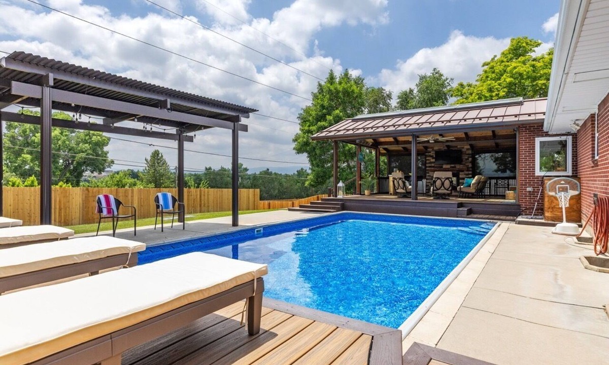 Littleton House | Strip Down. Cool Off. Charming 3BR house with a Pool and Mountain View’s
