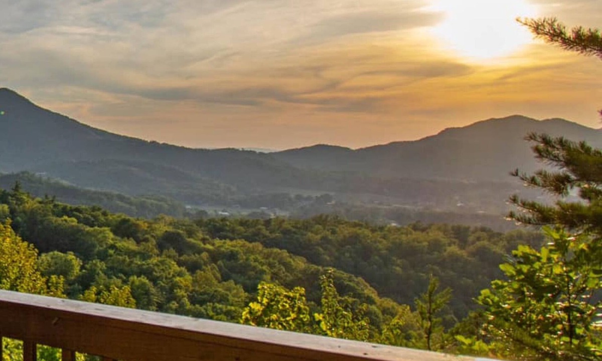 Gatlinburg - Pigeon Forge Cabin | Stunning Mountain Views. Minutes to Nat’l Park. Dog Friendly! Sleeps up to 8.