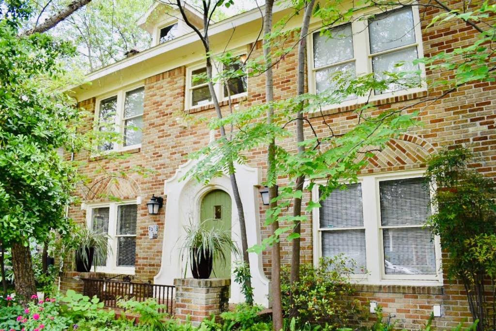 Neartown Apartment | Stylish Flat on Brick Paved Road-Heart of Montrose