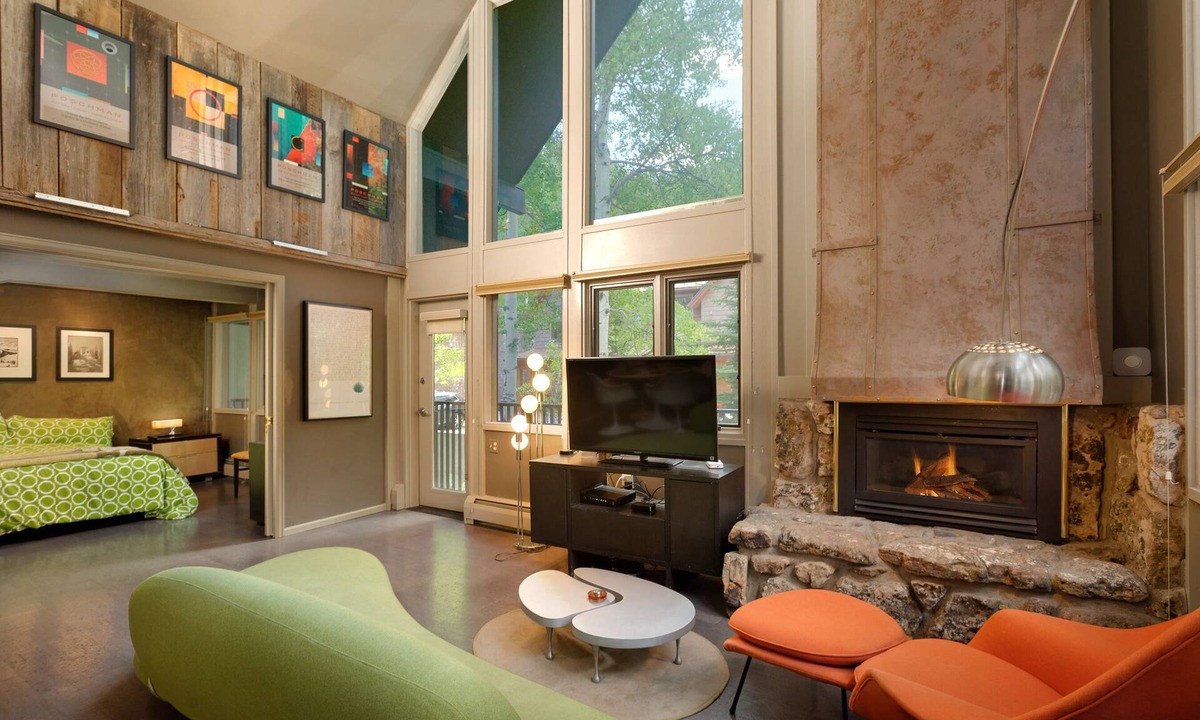 Aspen Condo | Stylish Modern Mountain Views in Downtown ASPEN CORE w/Free Wifi and Hot Tub Great Location!
