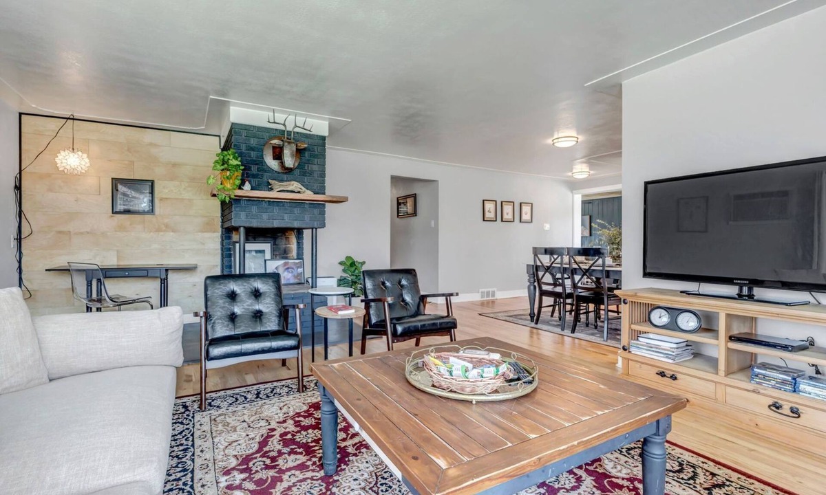 Barths House | Stylish Retreat: Comfort & Convenience only 10 Minutes from Denver! Ultimate Getaway