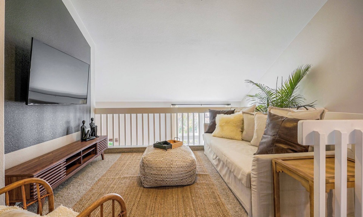 Barths House | Stylish Townhouse w/Spa-like Décor!