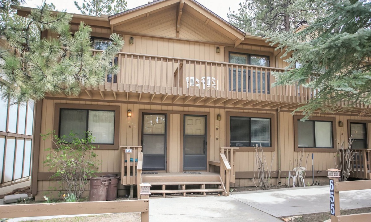 Summit Estates Condo | Summit Getaway Condo - Affordable and ideally located, Wood burning fireplace! Walk to Ski Resort