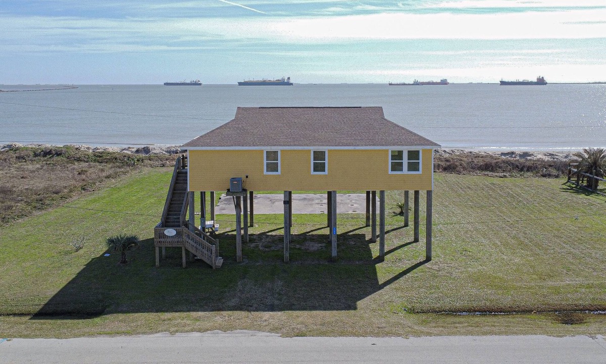 Galveston House | Sun and Moon - This cute and affordable beachfront home is close to the Ferry.