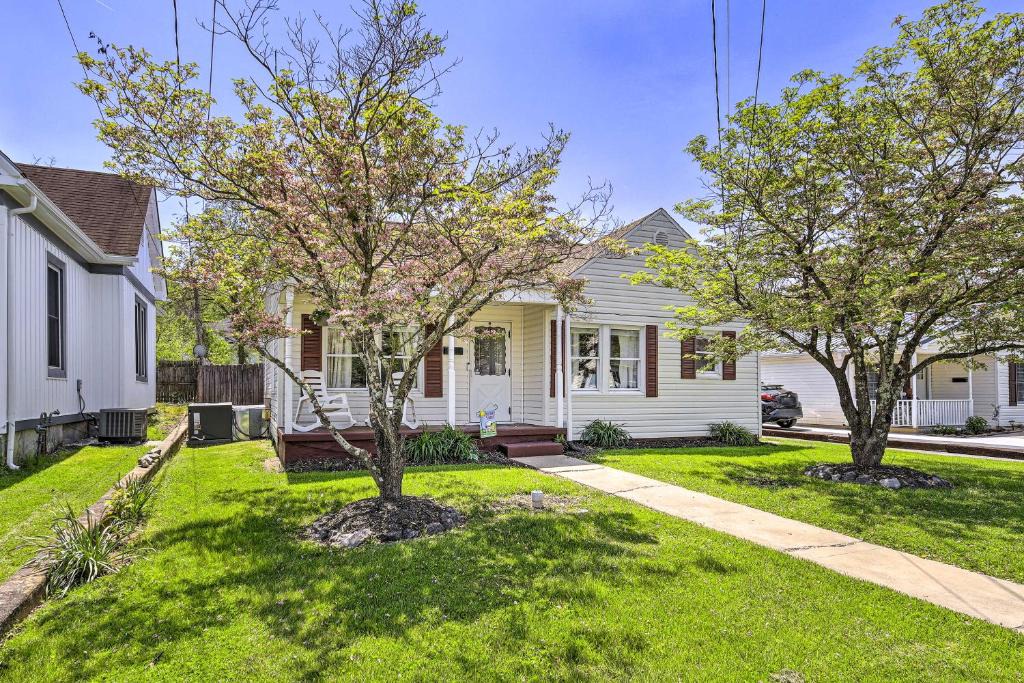Bristol House | Sunny Bristol Home with Yard - Walk to Downtown