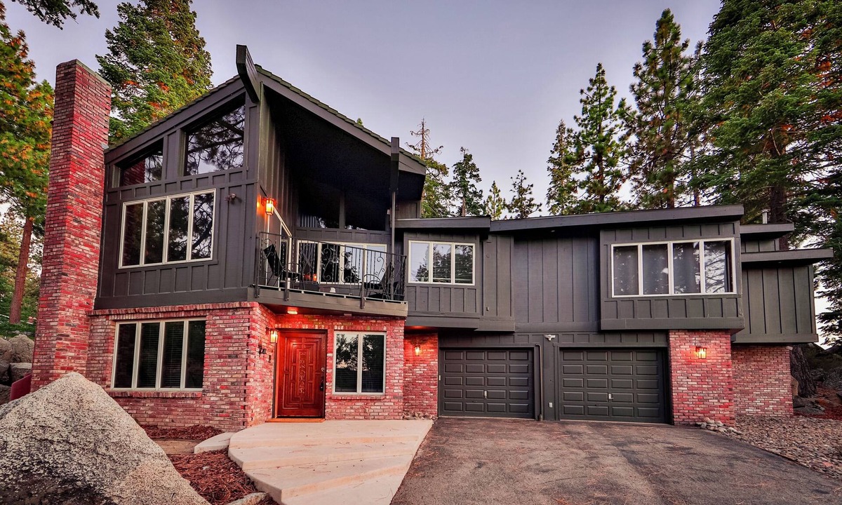 Lincoln Park House | Sunset Cove – Stunning Tahoe Retreat for 8, Short Walk to Lakeshore!