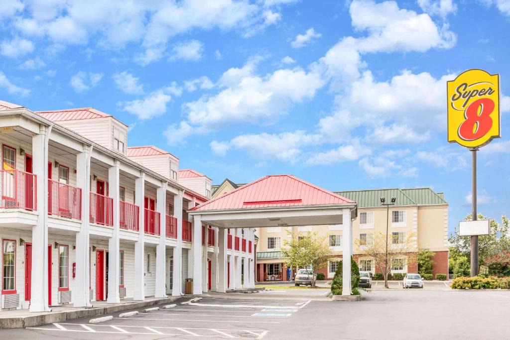 Clinton Hotel | Super 8 by Wyndham Clinton