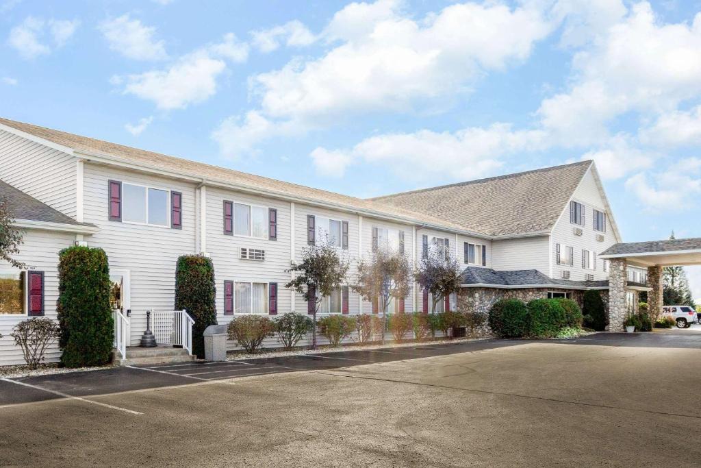 St Ignace Hotel | Super 8 by Wyndham St. Ignace
