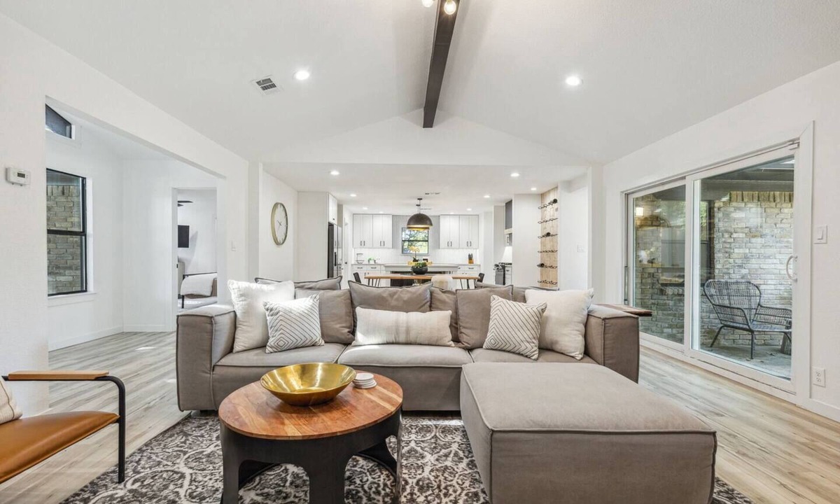 Grapevine House | TCH - Spacious 4bd/2ba in Grapevine with Workspace