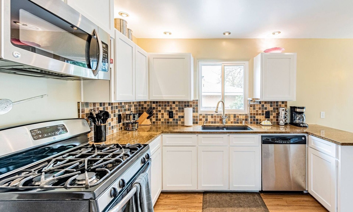 Nob Hill House | The 444 In Nob Hill - 3B/2B | 3 Bed, 2 Bath