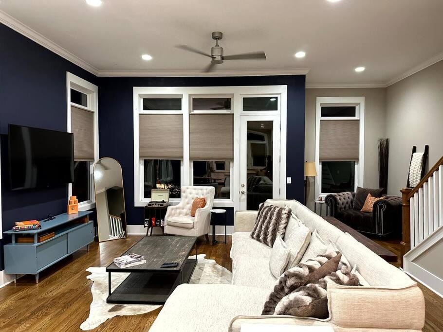 Nashville House | The AmpHouse I Private Rooftop & Hot Tub I 4 mi to Broadway