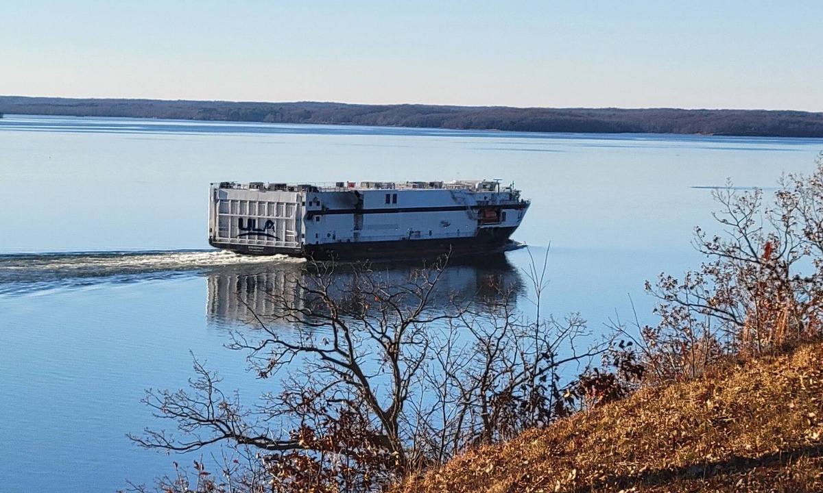Dover House | The Barge Inn has amazing views of beautiful Kentucky Lake.