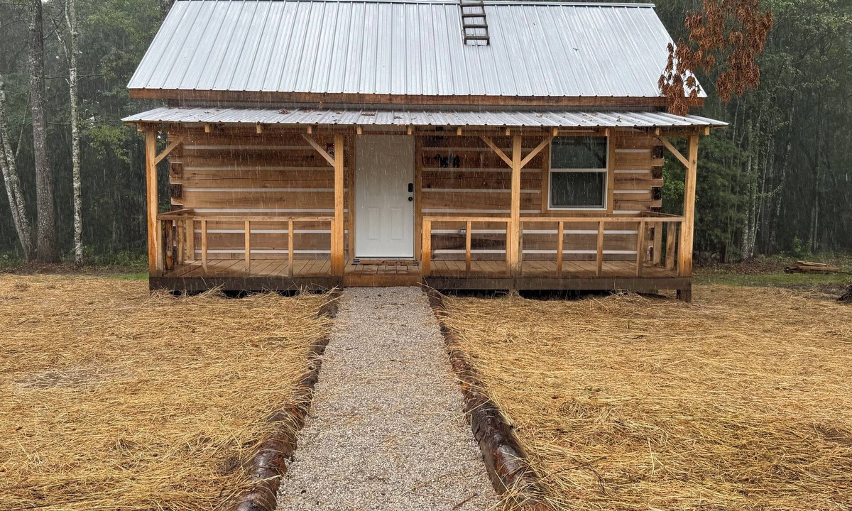 Lancing Cabin | “The Bear Cave” WhittleSticks Cabin in Lancing TN