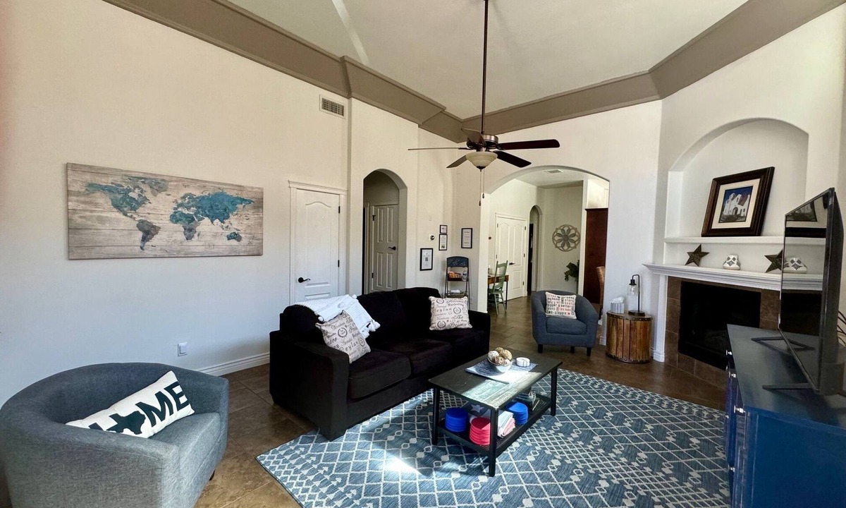 Biggs Field House | The Best Home for Families-Dogs/Gated Community w/Security/Pool & Many Amenities
