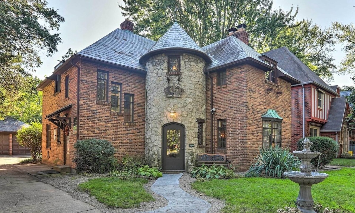 Ottawa House | The Castle is back! 4 BR/3.5 BA, Game Room, Jacuzzi Bathtub! 1 mile from UT!