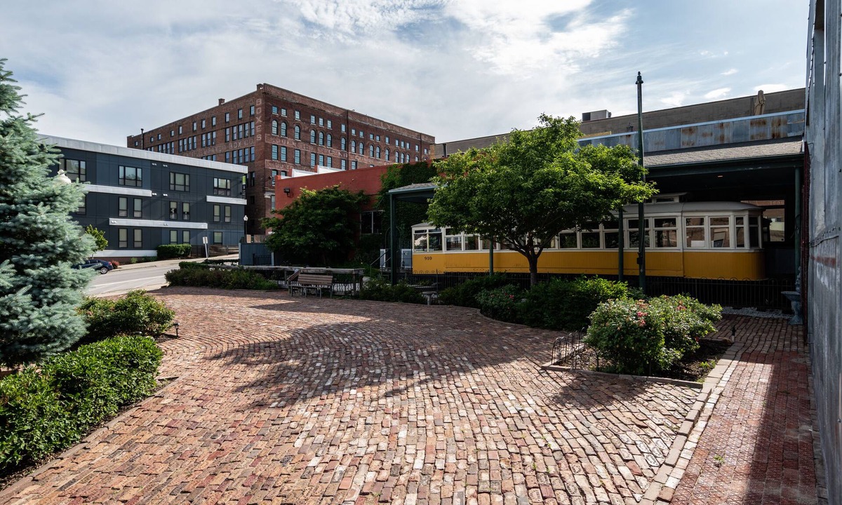 Downtown Omaha House | The Downtown Omaha Oasis- over 10,000 sq ft includes arcade & rooftop w/hot tub