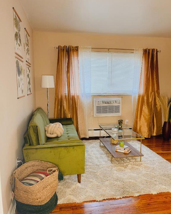 Mount Auburn Apartment | The gold Apple with king bed Walking distance to Downtown close to Cincinnati sports Stadiums