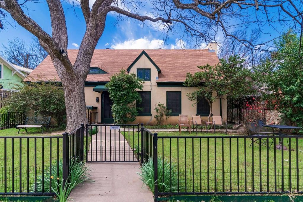 Georgetown House | The Hobbit House