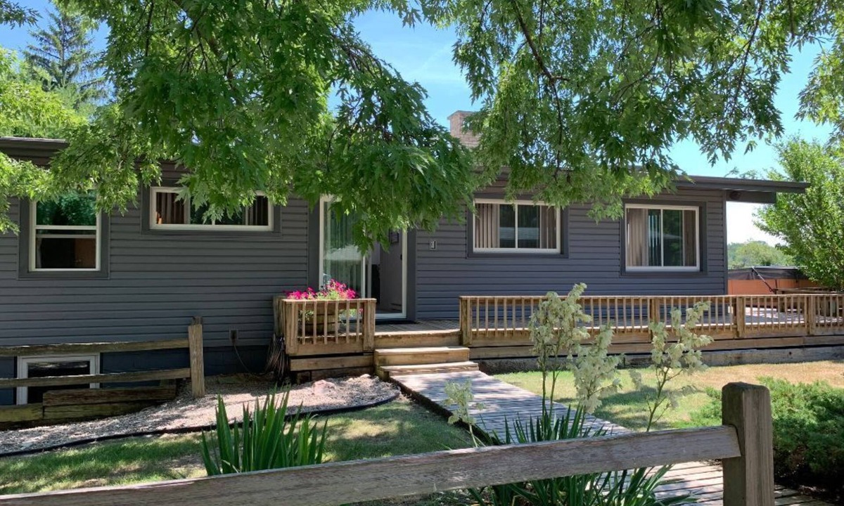 Stevensville House | The Lake House ~On~ Sunset Path w/private beach access, pool, hot tub & WIFI