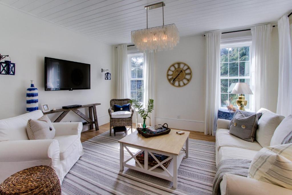 Agate Beach House | The Lighthouse at Starfish Cove